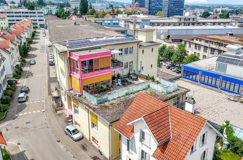 Stately residential and commercial building with two large apartments and versatile commercial space in a central location (68)