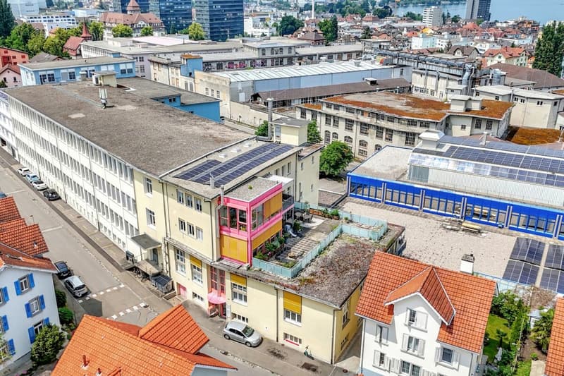 Stately residential and commercial building with two large apartments and versatile commercial space in a central location (67)