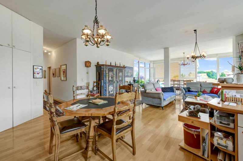 Stately residential and commercial building with two large apartments and versatile commercial space in a central location (16)
