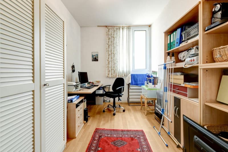 Stately residential and commercial building with two large apartments and versatile commercial space in a central location (28)