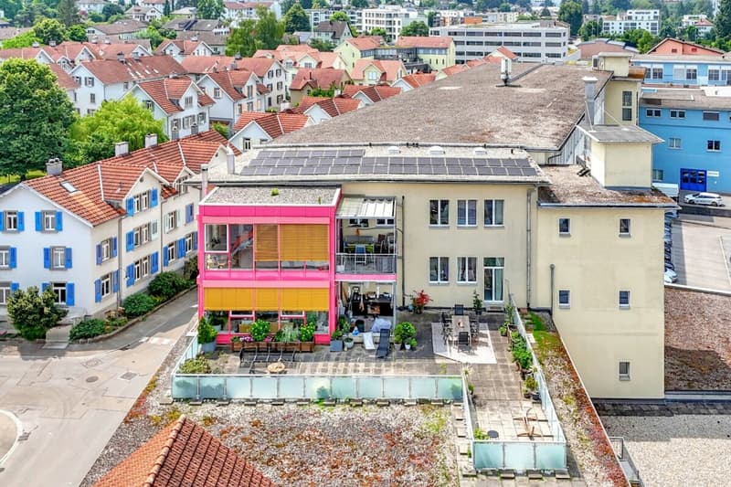 Stately residential and commercial building with two large apartments and versatile commercial space in a central location (58)