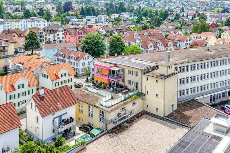 Stately residential and commercial building with two large apartments and versatile commercial space in a central location (61)