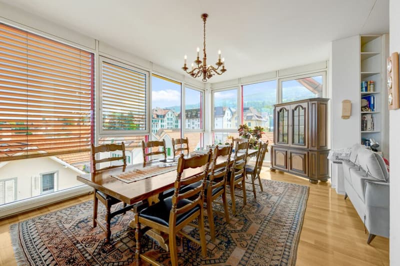 Stately residential and commercial building with two large apartments and versatile commercial space in a central location (19)