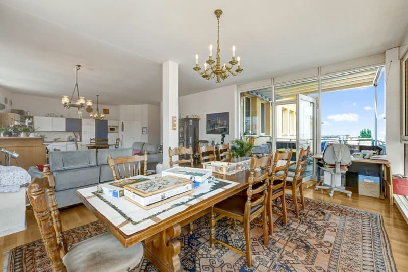Stately residential and commercial building with two large apartments and versatile commercial space in a central location (20)