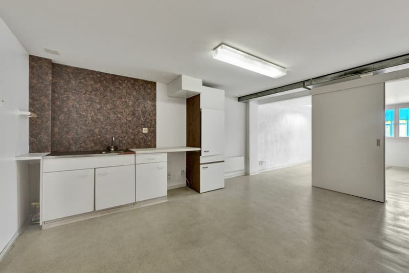 Stately residential and commercial building with two large apartments and versatile commercial space in a central location (43)