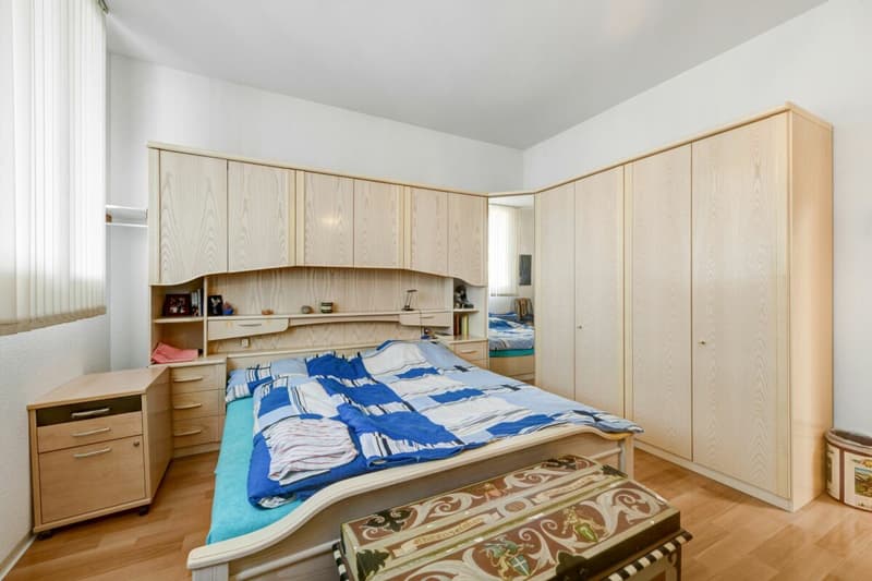 Stately residential and commercial building with two large apartments and versatile commercial space in a central location (25)