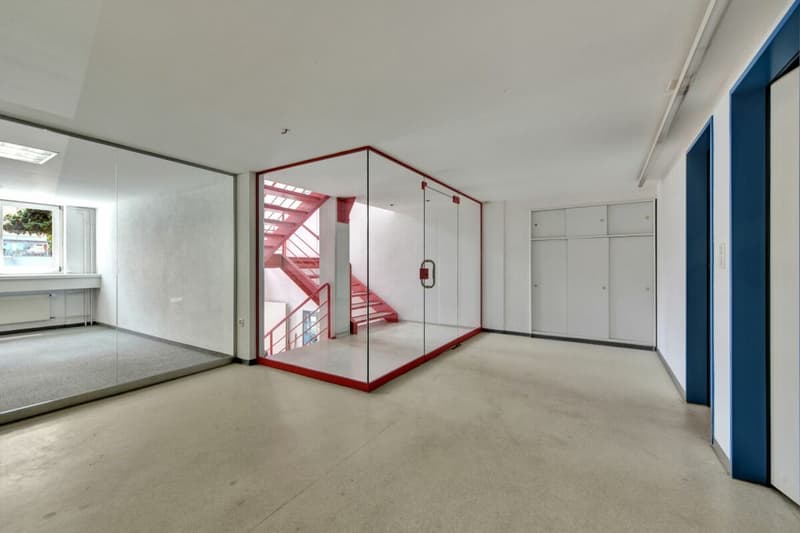 Stately residential and commercial building with two large apartments and versatile commercial space in a central location (33)