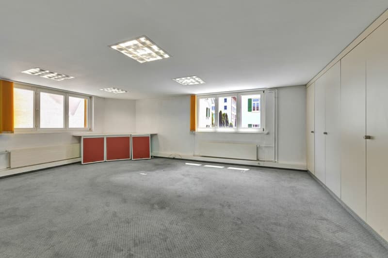 Stately residential and commercial building with two large apartments and versatile commercial space in a central location (38)