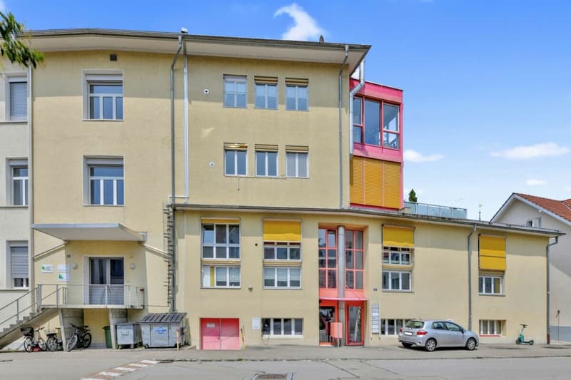 Stately residential and commercial building with two large apartments and versatile commercial space in a central location (11)