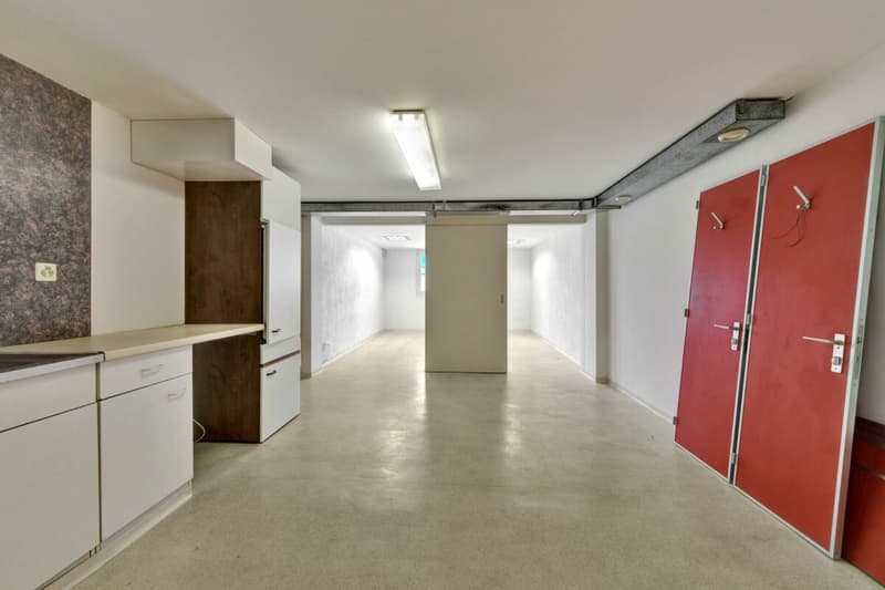 Stately residential and commercial building with two large apartments and versatile commercial space in a central location (42)