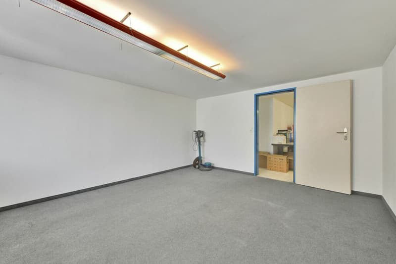 Stately residential and commercial building with two large apartments and versatile commercial space in a central location (36)