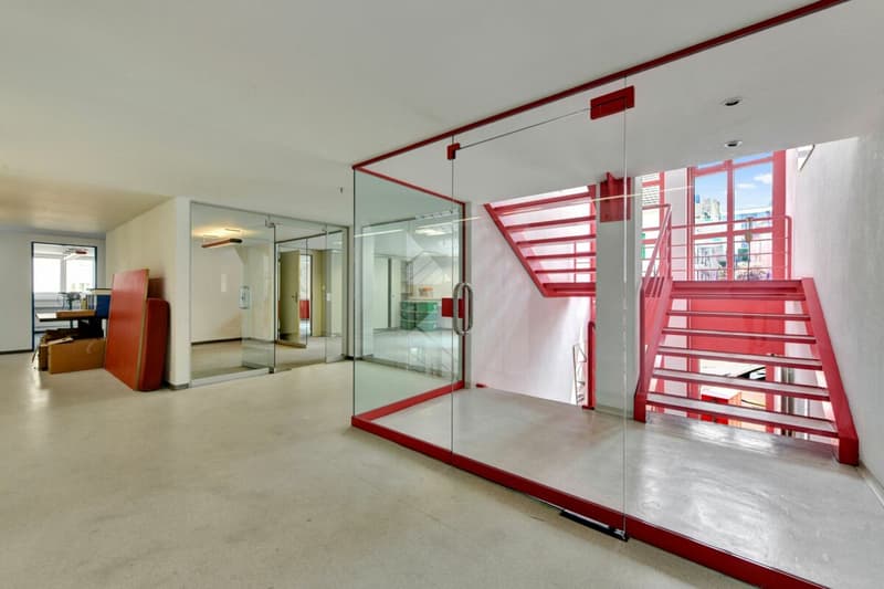 Stately residential and commercial building with two large apartments and versatile commercial space in a central location (34)