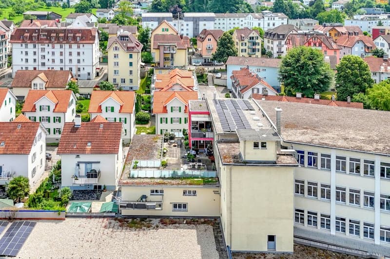 Stately residential and commercial building with two large apartments and versatile commercial space in a central location (62)