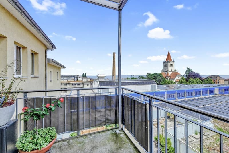 Stately residential and commercial building with two large apartments and versatile commercial space in a central location (13)