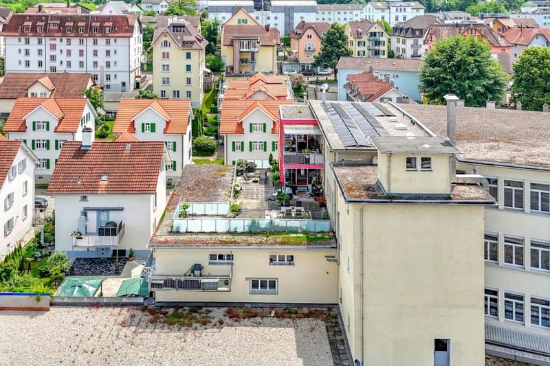 Stately residential and commercial building with two large apartments and versatile commercial space in a central location (64)