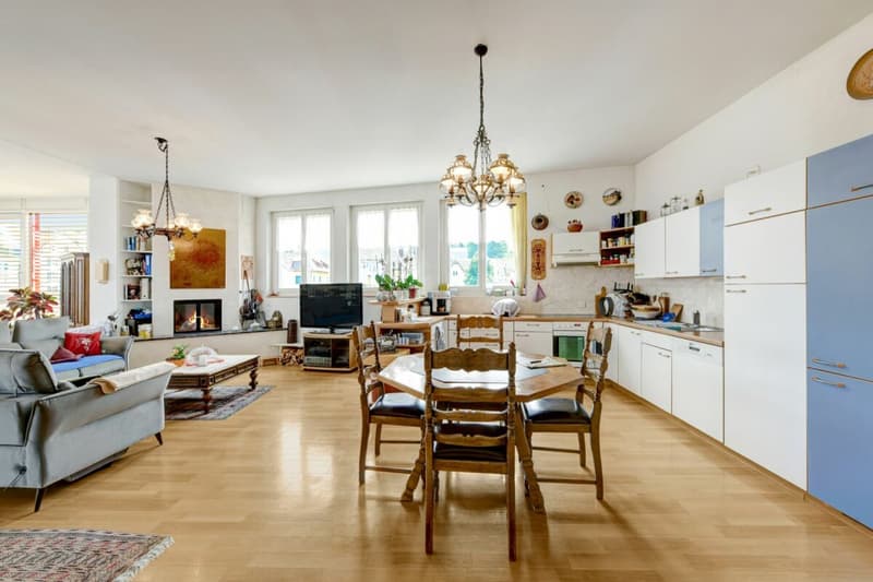 Stately residential and commercial building with two large apartments and versatile commercial space in a central location (22)