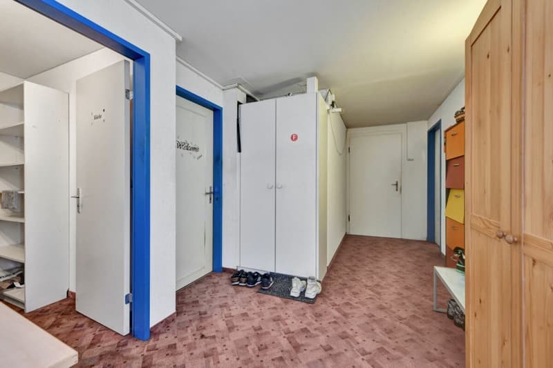 Stately residential and commercial building with two large apartments and versatile commercial space in a central location (45)