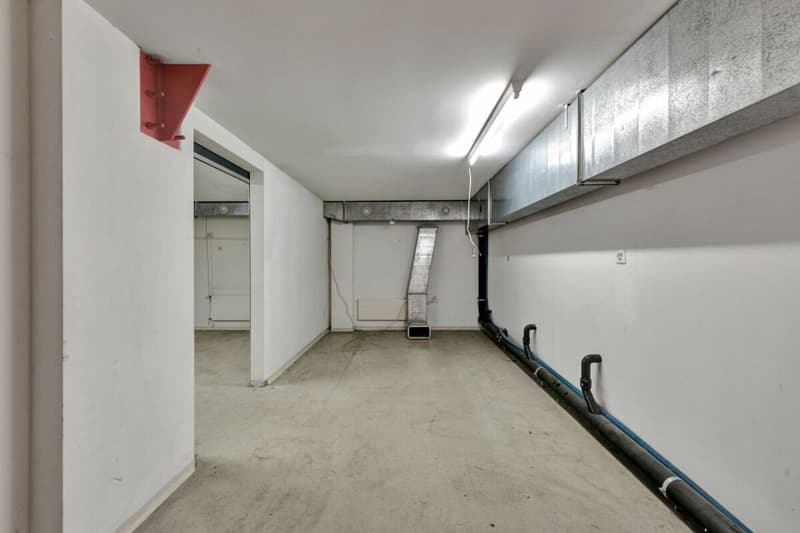 Stately residential and commercial building with two large apartments and versatile commercial space in a central location (51)
