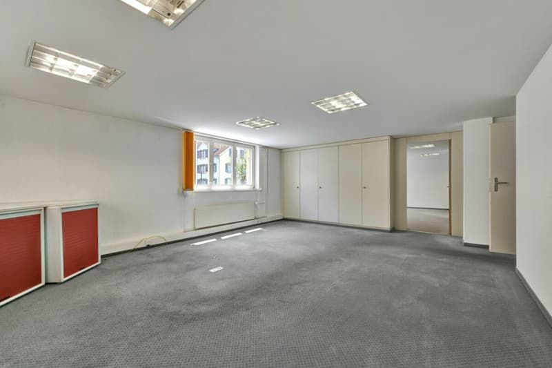 Stately residential and commercial building with two large apartments and versatile commercial space in a central location (37)