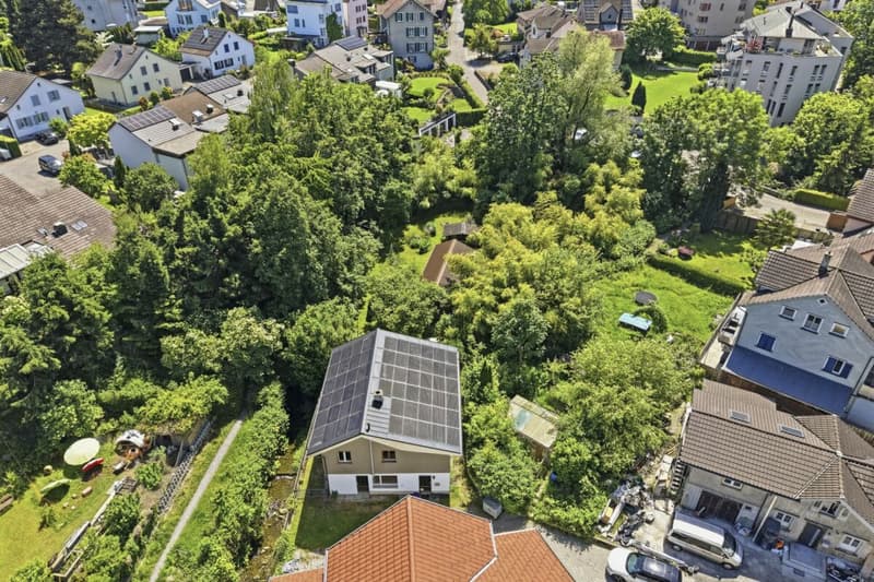 Casa familiare idillica, situata al centro, con paradiso di giardino e molto spazio circostante (46)