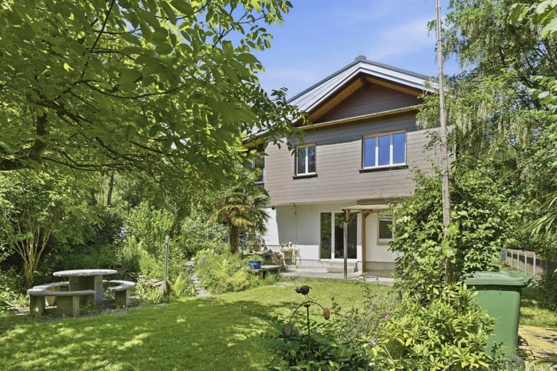 Casa familiare idillica, situata al centro, con paradiso di giardino e molto spazio circostante (31)