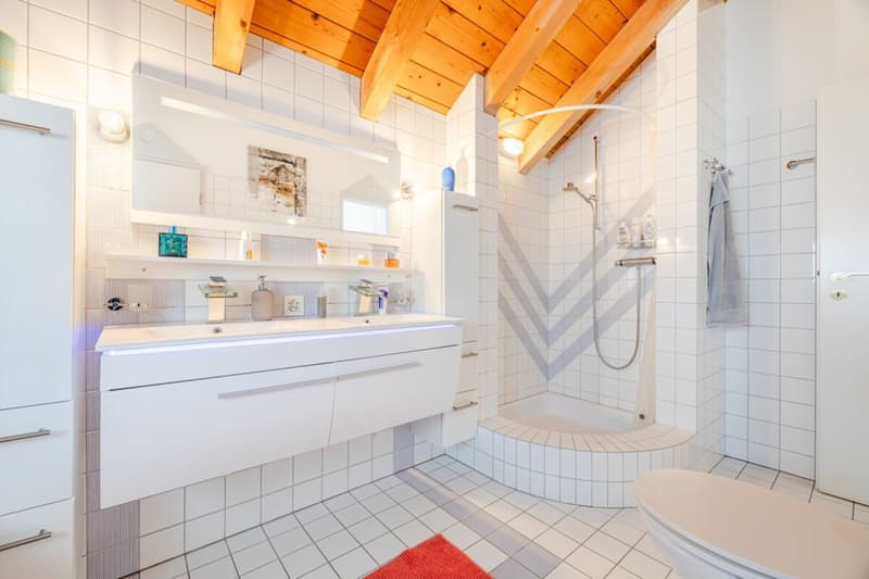 Representative and unique villa in top residential location with attractive lake view and separate apartment (32)