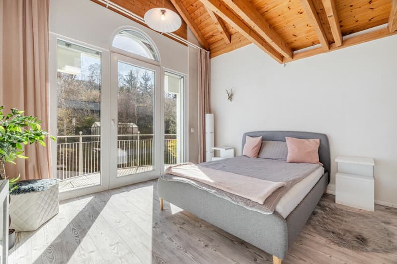 Representative and unique villa in top residential location with attractive lake view and separate apartment (37)