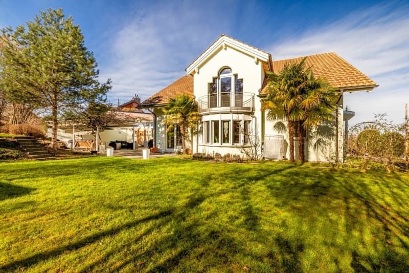 Representative and unique villa in top residential location with attractive lake view and separate apartment (3)