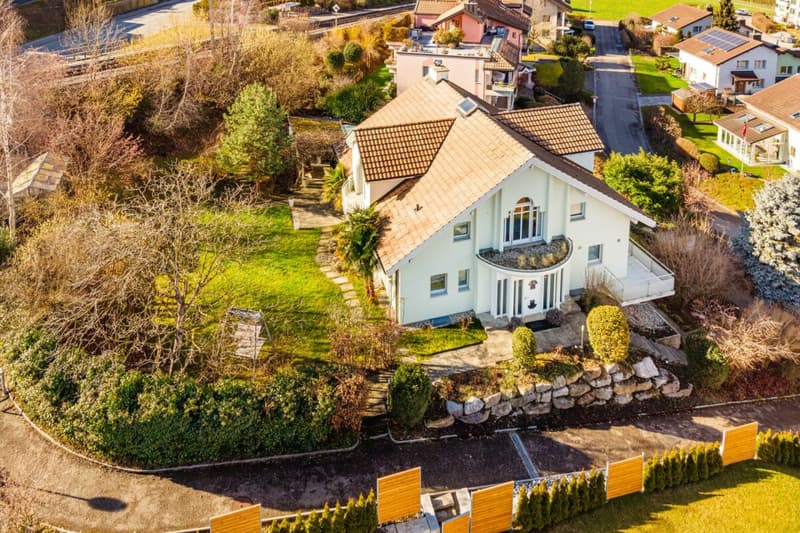 Representative and unique villa in top residential location with attractive lake view and separate apartment (63)