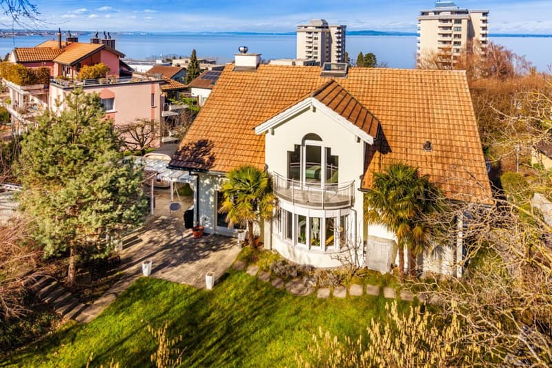 Representative and unique villa in top residential location with attractive lake view and separate apartment (1)