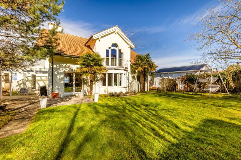 Representative and unique villa in top residential location with attractive lake view and separate apartment (2)
