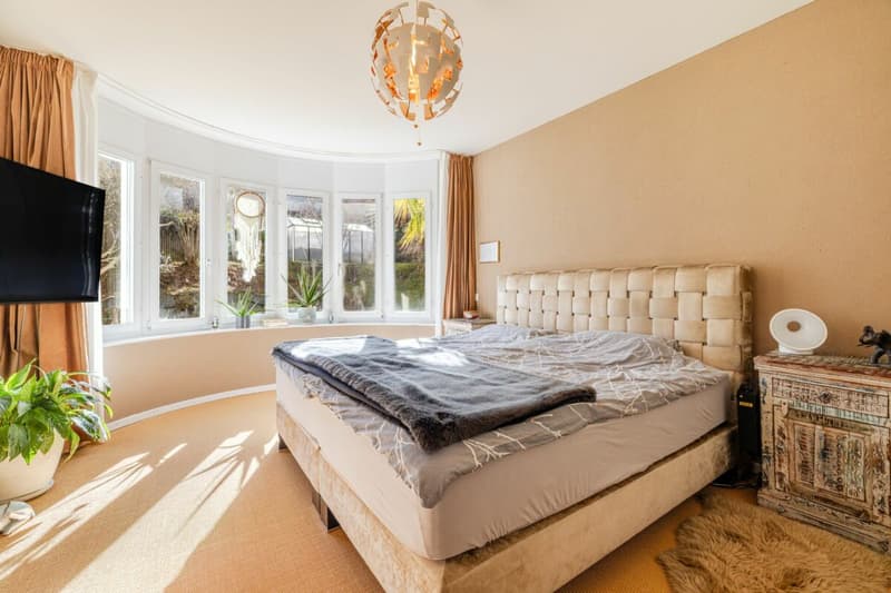 Representative and unique villa in top residential location with attractive lake view and separate apartment (25)