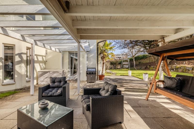 Representative and unique villa in top residential location with attractive lake view and separate apartment (16)