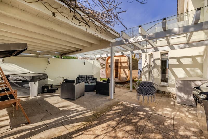 Representative and unique villa in top residential location with attractive lake view and separate apartment (17)