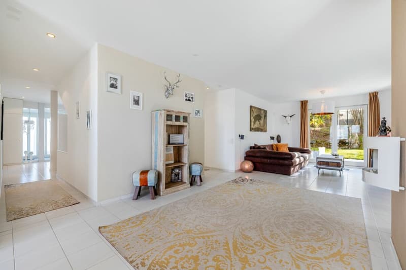 Representative and unique villa in top residential location with attractive lake view and separate apartment (8)