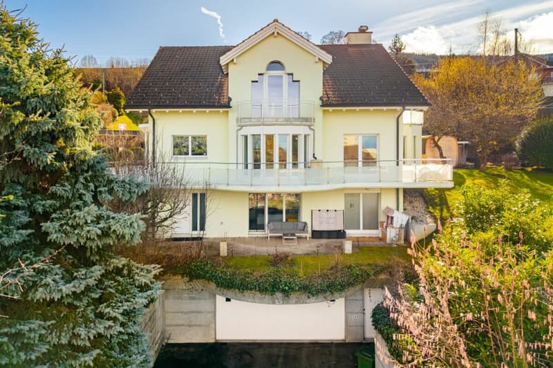 Representative and unique villa in top residential location with attractive lake view and separate apartment (12)