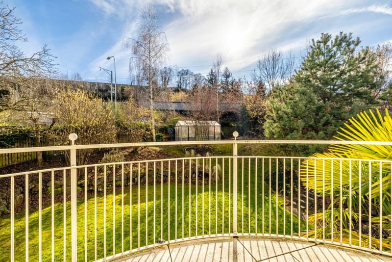 Representative and unique villa in top residential location with attractive lake view and separate apartment (38)
