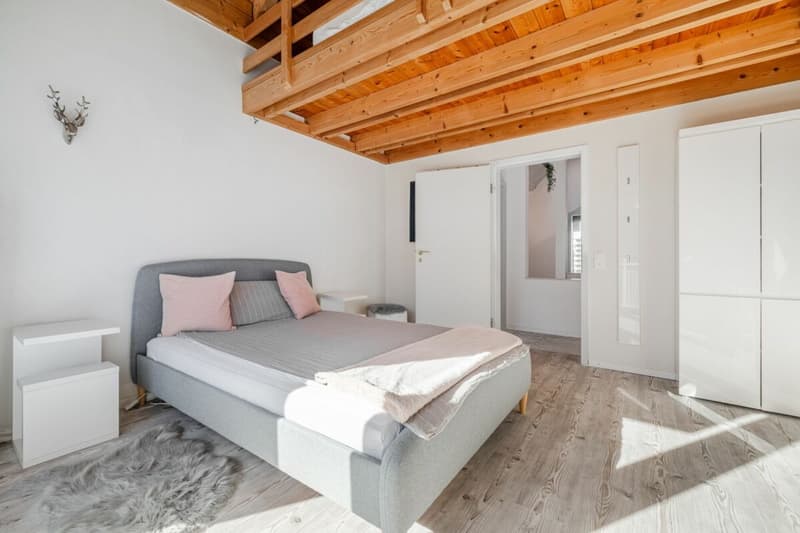 Representative and unique villa in top residential location with attractive lake view and separate apartment (36)