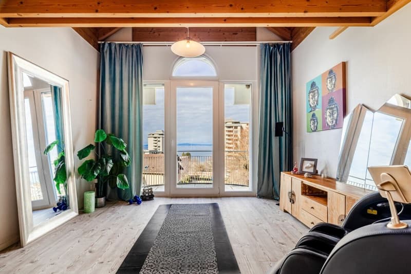 Representative and unique villa in top residential location with attractive lake view and separate apartment (35)