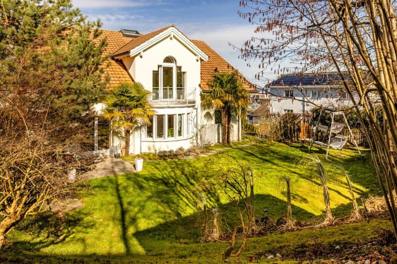 Representative and unique villa in top residential location with attractive lake view and separate apartment (58)