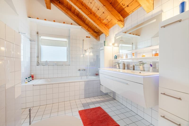 Representative and unique villa in top residential location with attractive lake view and separate apartment (33)