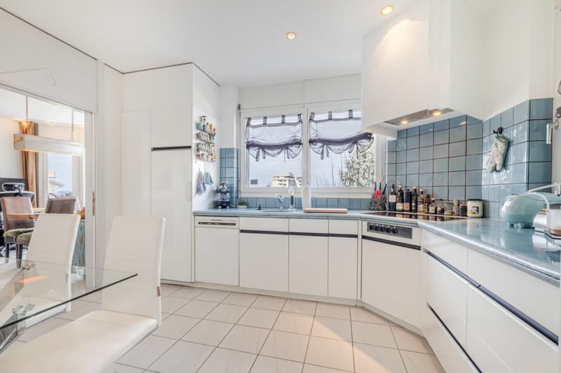 Representative and unique villa in top residential location with attractive lake view and separate apartment (20)