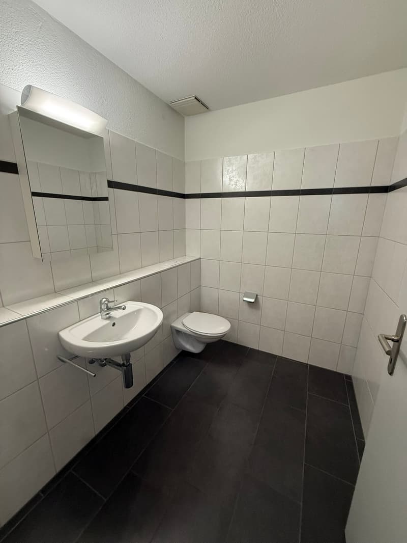 Grosszügige und moderne 4 1/2-Zimmerwohnung mit verglastem Balkon im Zentrum von Jona (8)