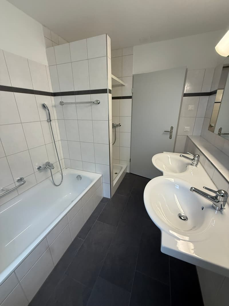 Grosszügige und moderne 4 1/2-Zimmerwohnung mit verglastem Balkon im Zentrum von Jona (7)