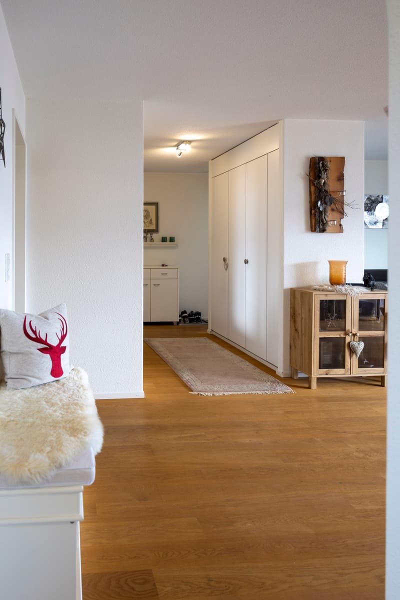4½-Zimmerwohnung im 3. OG mit unverbaubarer Weitsicht auf See und Berge (4)