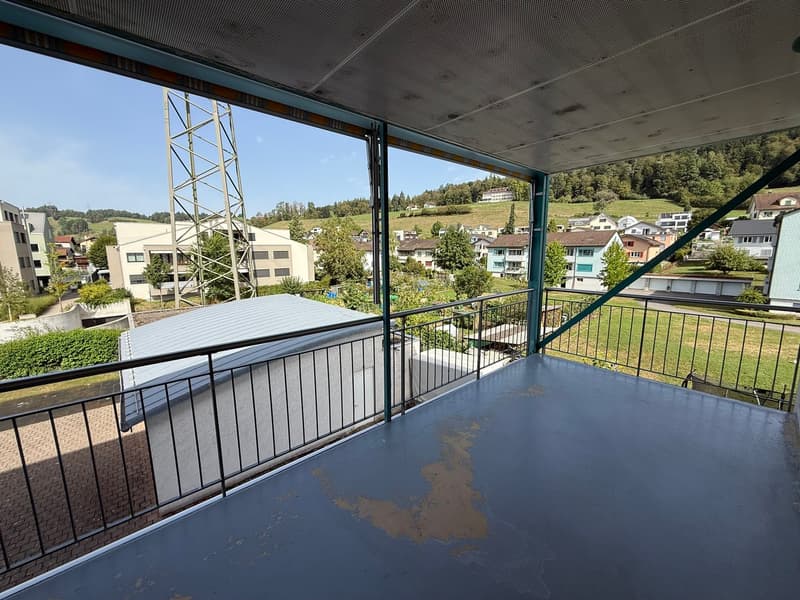Urbanes Wohnen auf zwei Etagen: Stilvolle 4.5-Zimmer-Maisonette mit Terrasse & Balkon (11)
