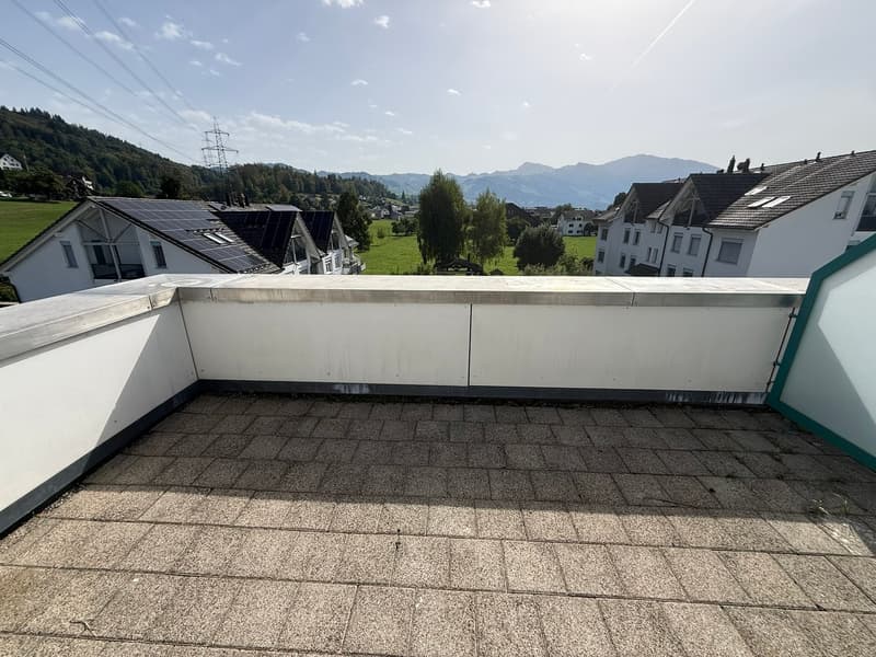 Urbanes Wohnen auf zwei Etagen: Stilvolle 4.5-Zimmer-Maisonette mit Terrasse & Balkon (12)