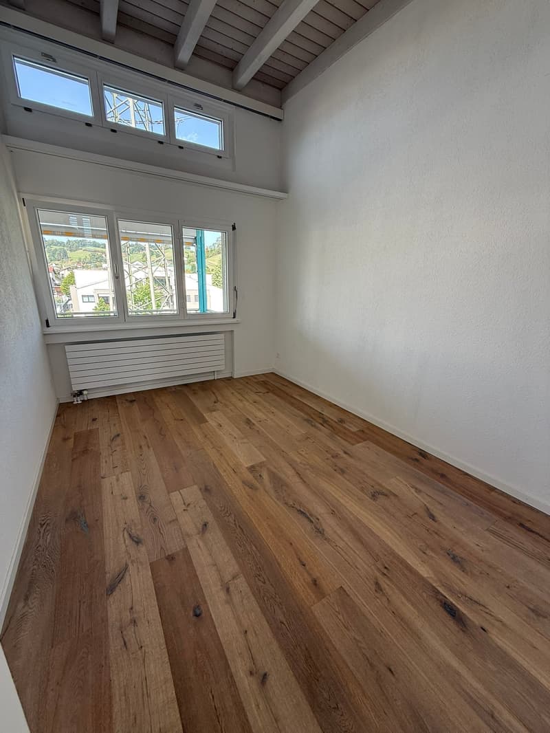 Urbanes Wohnen auf zwei Etagen: Stilvolle 4.5-Zimmer-Maisonette mit Terrasse & Balkon (9)