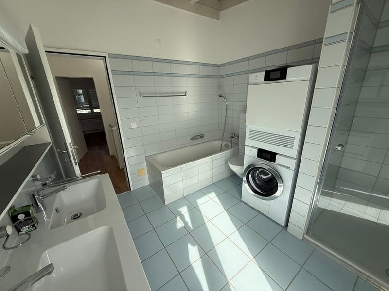 Urbanes Wohnen auf zwei Etagen: Stilvolle 4.5-Zimmer-Maisonette mit Terrasse & Balkon (7)