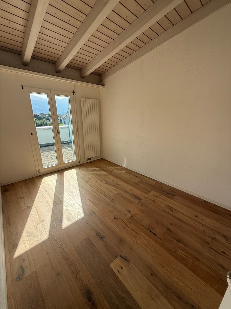 Urbanes Wohnen auf zwei Etagen: Stilvolle 4.5-Zimmer-Maisonette mit Terrasse & Balkon (10)